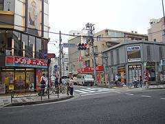 駒沢の中古一戸建て　駅前交差点