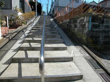 世田谷区代沢の新築一戸建て　坂道