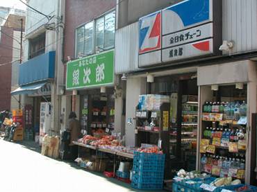 世田谷区代沢の新築一戸建て　商店街