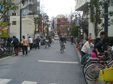 給田新築一戸建て　商店街