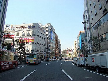 西五反田新築一戸建て　広い通り